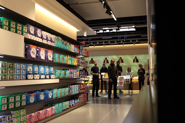 Deltagerne på El-Branchens Talentprogram besøger Signify's Lighting Application Centre (LAC), hvor de bl.a. ser lysets indvirkning på butiksmiljøer.
