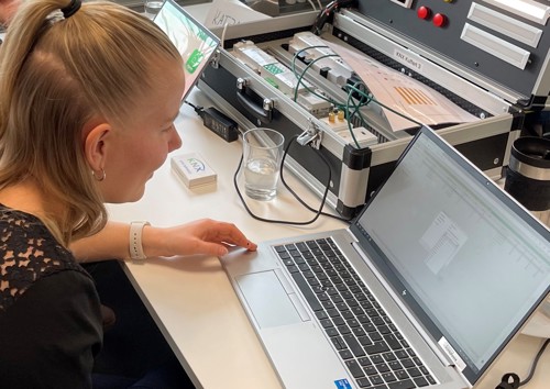 Kathalina arbejder med KNX på en pc