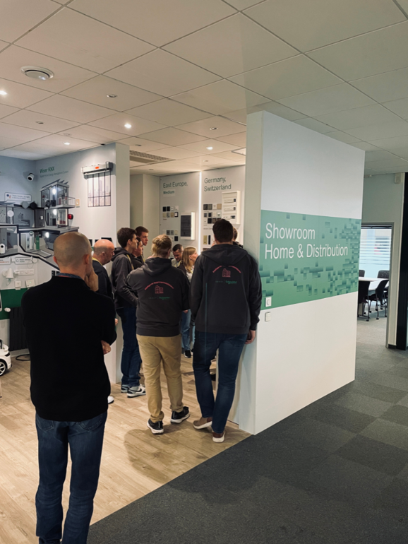 Deltagerne oplever Schneider Electrics showroom